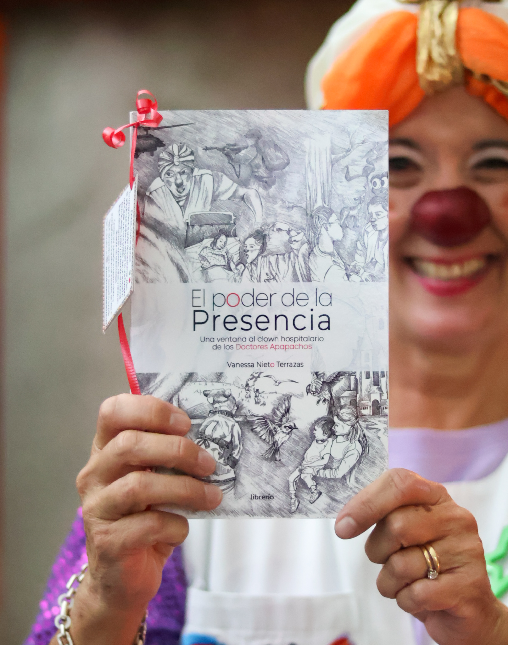 Libro "El poder de la Presencia: Una ventana al clown hospitalario de los Doctores Apapachos"
